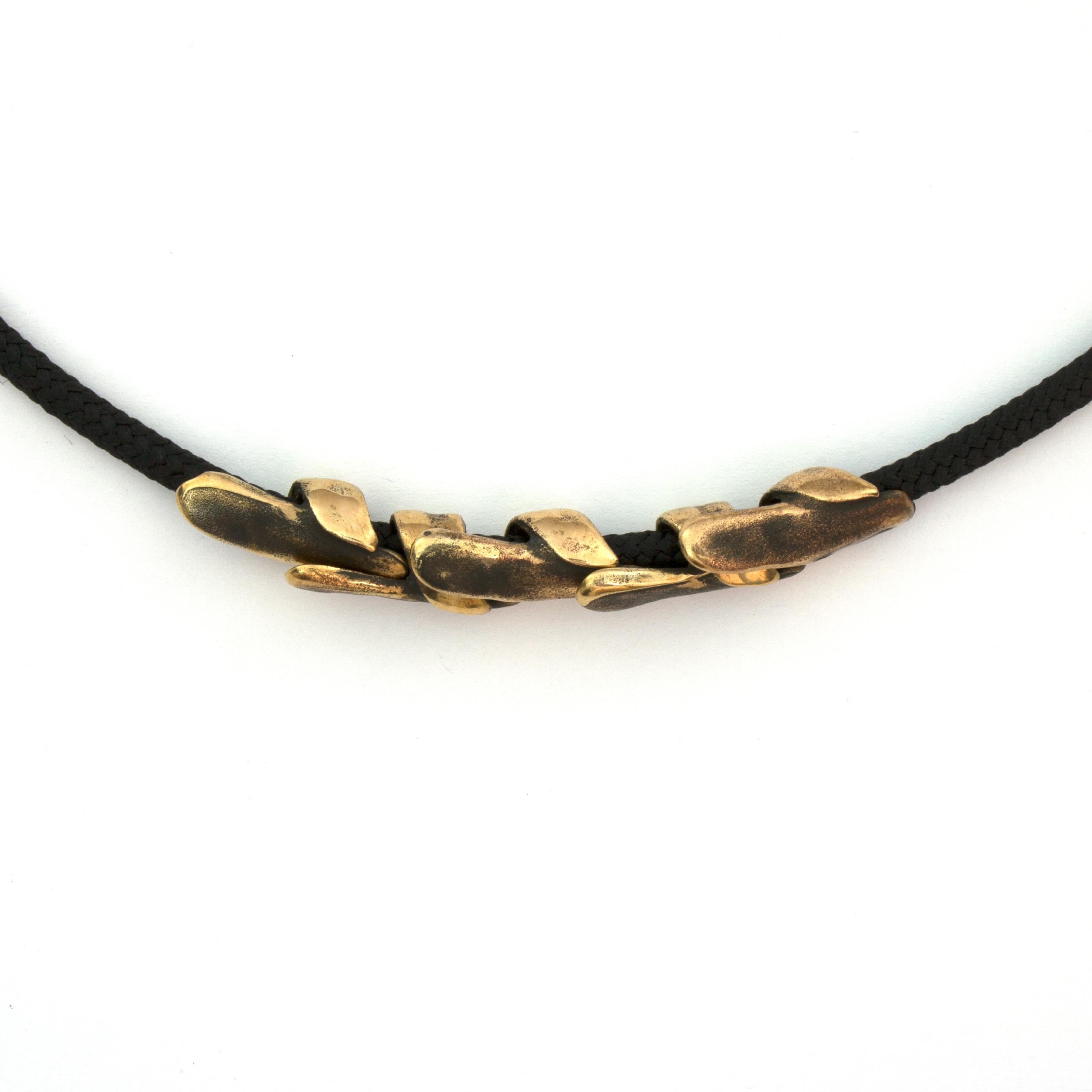 Rattlesnake – an elegant bronze necklace by Czech sculptor and jewelry artist Vojtěška Vlčková. Handcrafted using the traditional lost-wax casting technique. A minimalist yet distinctive design with timeless aesthetics and artistic value. Worldwide shipping.